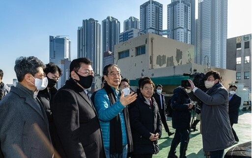 한덕수 국무총리가 18일 오전 서울 동대문구 경동시장을 찾아 관계자들에게 청년들이 방문할 수 있는 시장이 되기 위한 활성화 방안을 듣고 있다. 연합뉴스