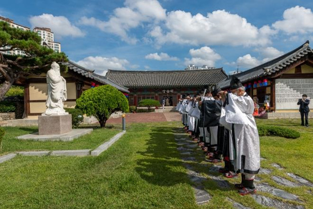 ▲대구향교 추계대제. 일제는 지방유생들의 독립운동이 두려워 시가지 정리 명목으로 대구향교를 지금의 남산동 자리로 옮겼다.Ⓒ대구시