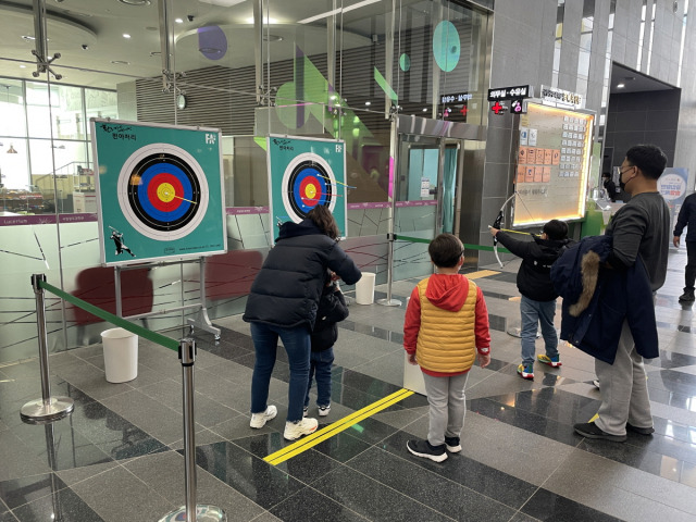 국립광주과학관에서 관람객들이 활쏘기 체험을 하고 있다. 사진 제공=국립광주과학관