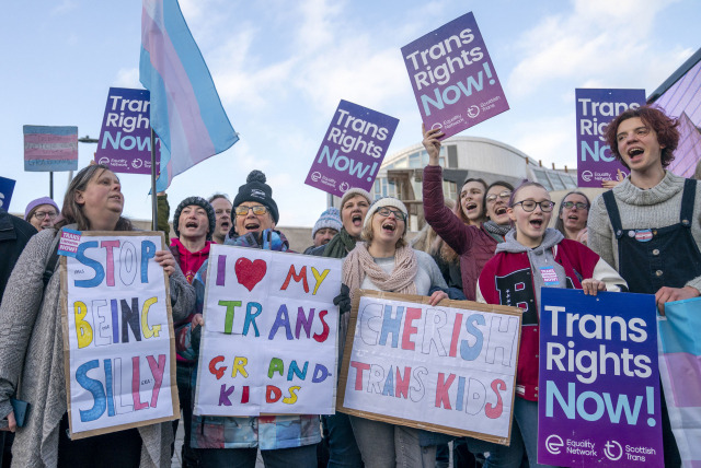 스코틀랜드의 ‘성 인식 법(Gender Recognition Reform Bill)’ 지지자들이 지난해 12월 20일 스코틀랜드 에딘버러에서 법안 찬성 시위를 하고 있다. AP연합뉴스