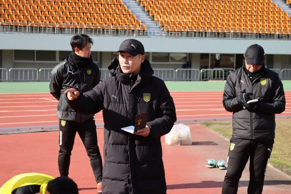 이장관 전남 드래곤즈 감독이 17일 경남 창원스포츠파크에서 벌어진 대학팀과 연습경기에 앞서 선수들에게 지시사항을 전달하고 있다.
사진제공 | 전남 드래곤즈