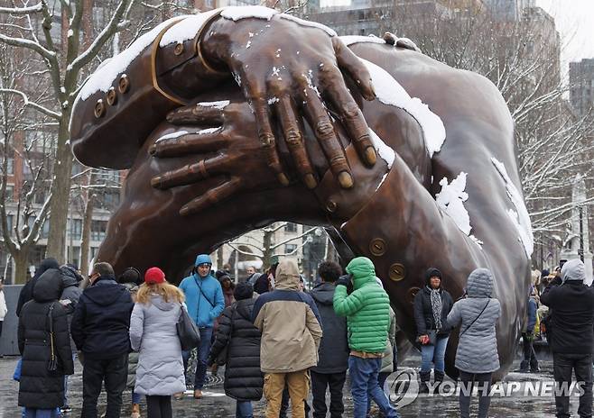 보스턴공원에 설치된 마틴 루터 킹 부부 조형물 '포옹' [EPA 연합뉴스 자료사진]