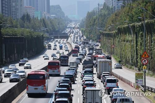 지난해 추석연휴 하루전 고속도로 연합뉴스 자료사진