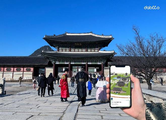 다비오는 공간정보의 디지털 전환을 리딩하며 다양한 산업에 디지털 지도 및 응용서비스를 제공하고 있다. 사진은 경복궁 앞에서 다비오의 QR기반의 디지털 지도 서비스를 활용하고 있는 모습이다. (사진=다비오)