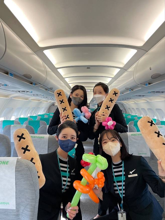 에어서울 기내 이벤트 특화팀 '민트스타' 승무원 사진(에어서울 제공)