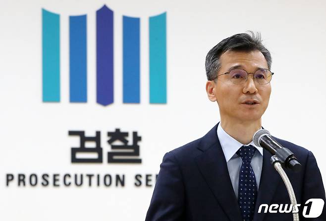 김성동 의정부지방검찰청 고양지청 인권보호관이 19일 경기도 고양시 의정부지검 고양지청에서 동거녀A씨와 택시기사B씨 살해혐의로 구속 송치된 이기영에 대한 수사 결과를 발표하고 있다. 검찰은 이기영이 재범 위험이 높은 사이코패스로 기존에 적용됐던 강도살인 및 사체은닉 등의 혐의 외에 보복살인 및 사문서위조 등의 혐의를 추가로 밝혀냈으며 강도살인 및 특정범죄가중처벌에 관한 법률상 보복살인 등의 혐의로 이씨를 구속기소했다고 밝혔다. 2023.1.19/뉴스1 ⓒ News1 박세연 기자