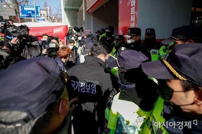 국가정보원이 민주노총 본부 사무실 등에 대한 압수수색에 나선 18일 서울 중구 민주노총 본부 앞에서 국정원 직원이 이동하고 있다. 사진=강진형 기자aymsdream@