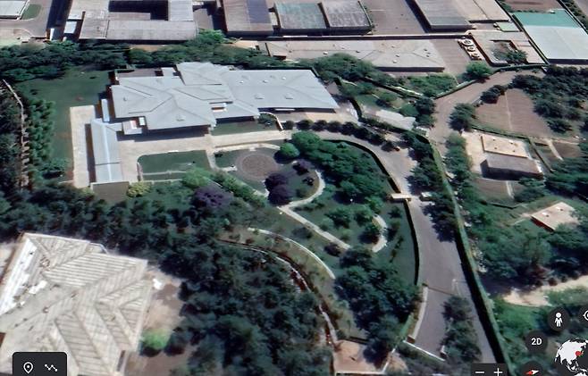 김정은의 주거 시설로 알려진 15호 관저. 큰 건물이 관저고 오른쪽으로 관저로 연결되는 입구가 아래로 이어져 있다. /구글어스 캡쳐