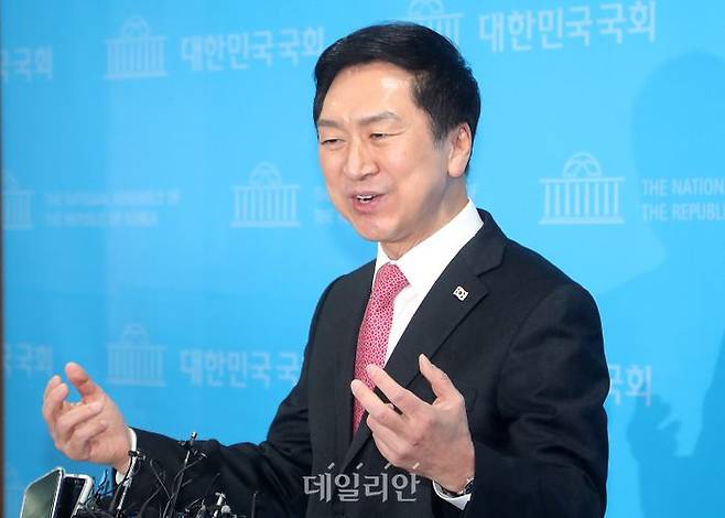 국민의힘 당대표 출마를 선언한 김기현 의원이 19일 국회 소통관에서 국 '김기현의 비전과 통합 메시지' 라는 주제로 기자회견을 마친 뒤 기자들의 질문에 답변하고 있다. ⓒ데일리안 박항구 기자