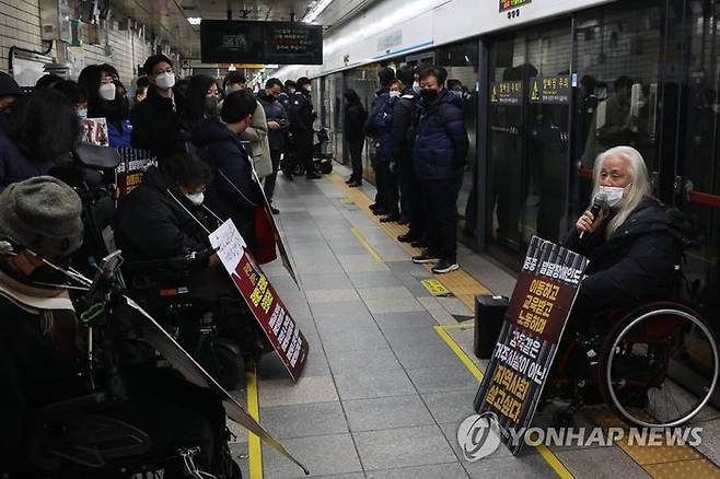 전국장애인차별철폐연대(전장연) 회원들이 19일 오전 서울 종로구 혜화역에서 장애인 권리 예산 확보 등을 요구하며 지하철 선전전을 하고 있다. 이날 오후 오세훈 서울시장과의 단독 면담을 요구하고 있는 전장연은 단체 합동 면담을 제안한 서울시와 면담방식을 두고 이견을 좁히지 못하고 있다. ⓒ연합뉴스