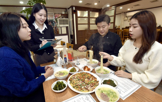 서울 양천구 목동의 '한옥안동국시' 사장님이 골목경제 부활 프로젝트에 참여한 숙명여대 '같이가게' 팀원들로부터 빅데이터 상권분석 컨설팅을 받고 있다. KT 제공