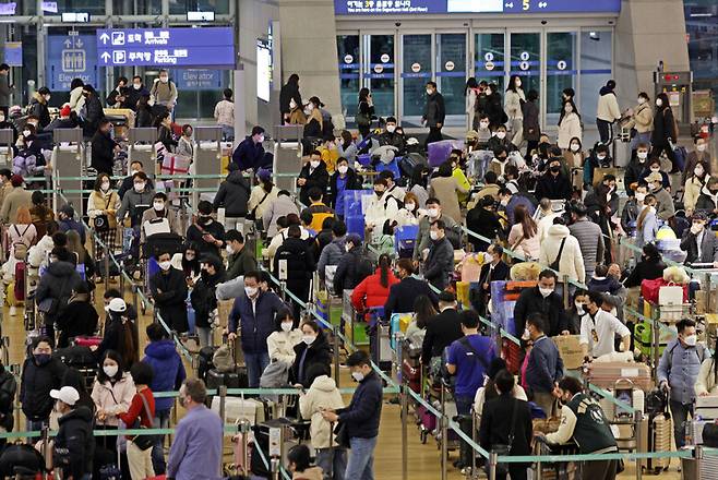 설 연휴를 이틀 앞둔 19일 인천국제공항 제1여객터미널이 인파로 붐비고 있다. 연합뉴스