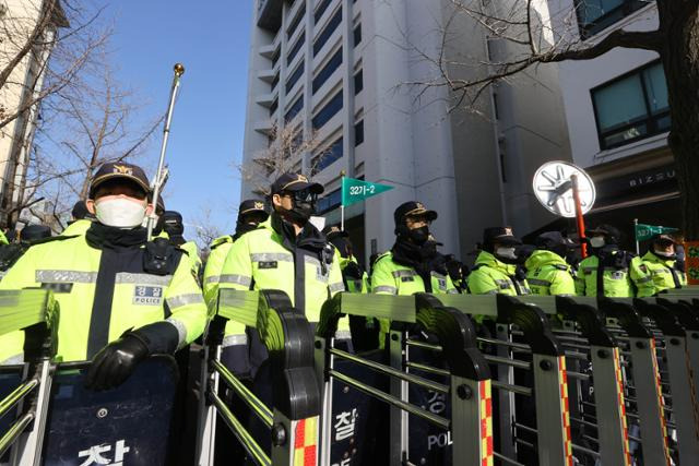 18일 오전 경찰들이 국정원 압수수색이 이루어지고 있는 서울 중구 전국민주노동조합총연맹(민주노총) 서울 사무실 앞 통행을 통제하고 있다. 연합뉴스