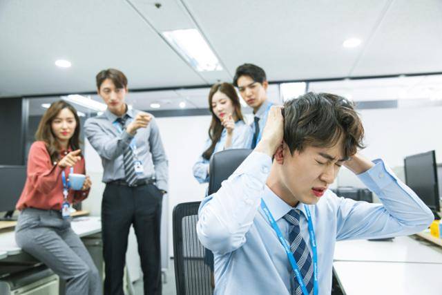 직장인들이 고통받는 사내 뒷담화는 형태와 정도에 따라 직장 내 괴롭힘이 될 수 있다. 게티이미지뱅크 제공