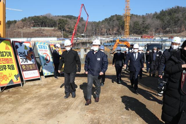 원희룡 국토교통부 장관이 12일 경남 창원시 명곡지구 행복주택 건설 현장을 둘러보고 있다. 명곡지구 행복주택 현장은 최근 건설노조와의 갈등으로 레미콘 공급이 안 돼 24일간 공사가 중단됐다가 9일 재개됐다. 국토교통부 제공