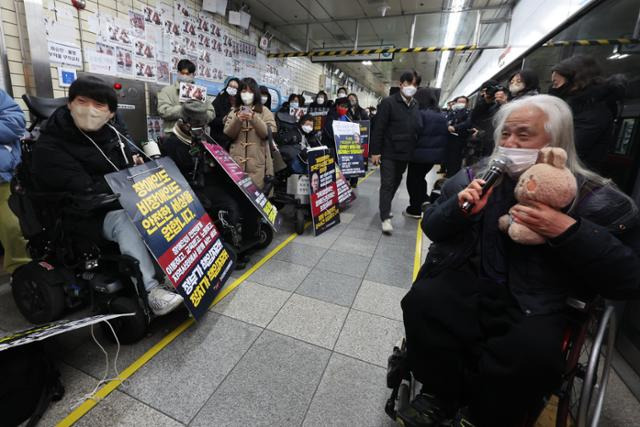 전국장애인차별철폐연대 회원들이 19일 오전 서울 종로구 혜화역에서 장애인 권리 예산 확보 등을 요구하며 지하철 선전전을 하고 있다. 연합뉴스