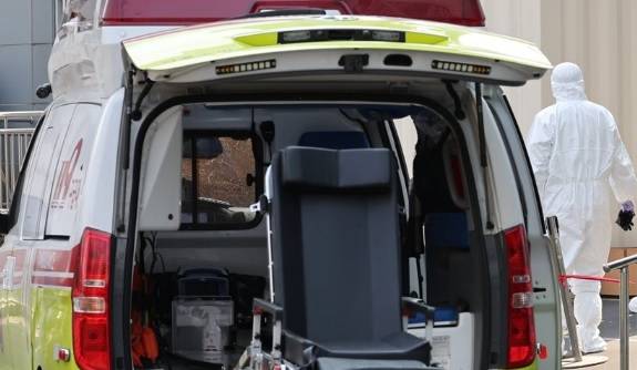 서울의료원 응급실에 코로나19 환자를 이송한 응급침대가 놓여 있다./사진=연합뉴스