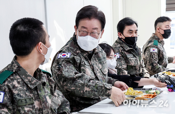 이재명 더불어민주당 대표가 19일 오후 경기도 파주 소재 방공부대를 방문해 단거리 지대공 유도미사일 천마 등을 살펴본 뒤 부대 식당에서 식사 전 옆자리 장병과 대화하고 있다. [사진=국회사진취재단]