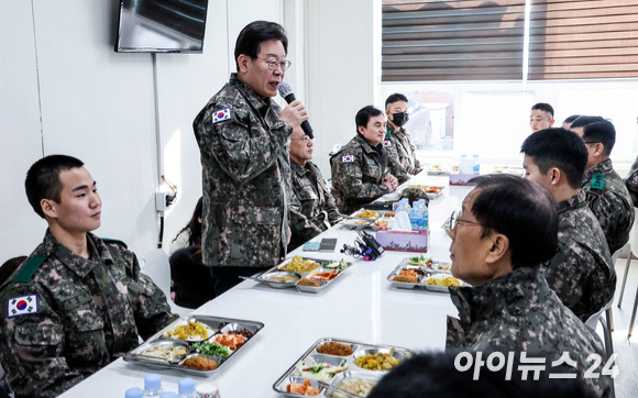 이재명 더불어민주당 대표가 19일 오후 경기도 파주 소재 방공부대를 방문해 단거리 지대공 유도미사일 천마 등을 살펴본 뒤 부대 식당에서 식사 전 인사말을 하고 있다. [사진=국회사진취재단]