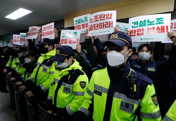 서울경찰청 강력범죄수사대 관계자들이 건설현장 불법행위 관련와 관련해 19일 서울 영등포구 민주노총 서울경기북부지부를 압수수색한 뒤 압수물품을 들고 지부 사무실을 나서고 있다. [사진=뉴시스]