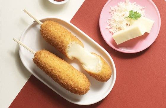 '명랑 쌀 핫도그' 브랜드의 통모짜 핫도그 메뉴. 사진 브랜드 홈페이지 캡처