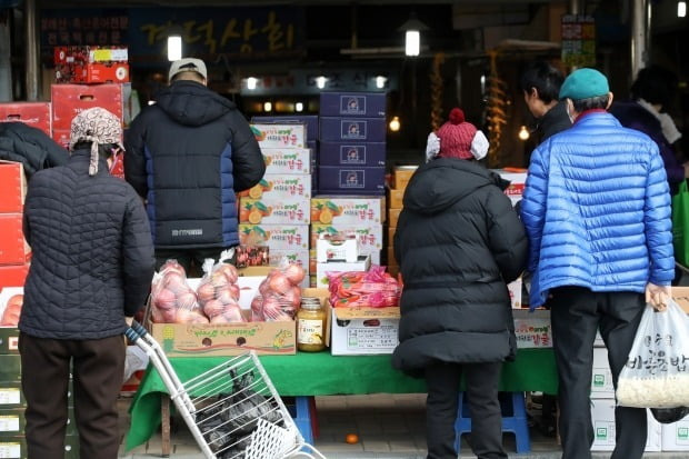 설날을 사흘 앞둔 19일 전남의 한 시장에서 시민들이 장을 보고 있다. /연합뉴스