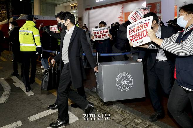 국가정보원과 경찰청이 18일 국가보안법 위반 혐의로 민주노총 사무실에 대한 압수수색을 마치고 건물을 나서고 있다. 문재원 기자