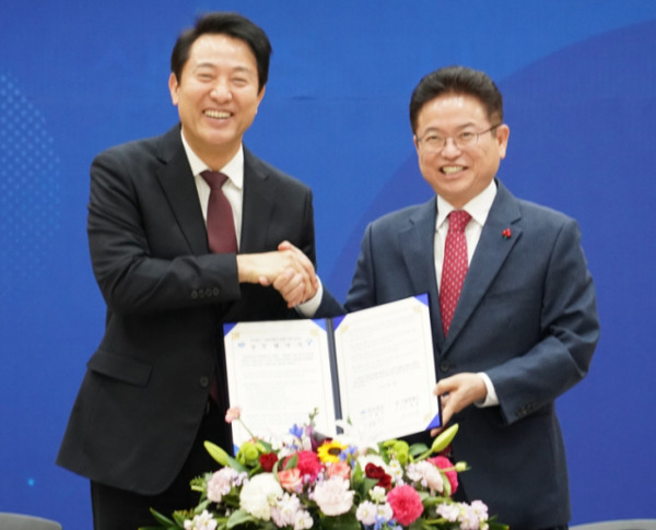 오세훈 서울시장이 이철우 경북지사와 서울-경북 교류 강화 업무협약을 체결하고 있다. 서울시 제공