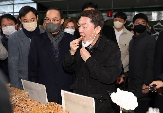 국민의힘 안철수 의원이 19일 대구 서문시장을 찾아 분식을 맛보고 있다. <연합뉴스>