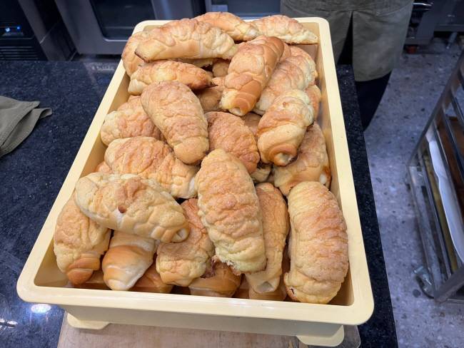 기왕에 소금이 꼭 필요한 음식이 있다면, 소금과의 조합의 매력을 새삼 알게 된 음식도 있다. 요즘 인기를 얻고 있는 소금빵.