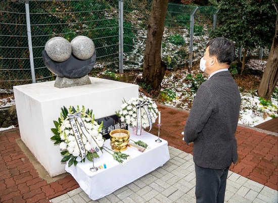 남한권  울릉군수가  추모비를 바라보며 고인의 숭고한 정신을 기리고 있다,추모비 상단의 동그란 두쪽의 눈 모양은 내가 죽어서도 제자를 사랑하고 바라보겠다는 고인의 유지로 만들었다.(울릉군 제공)