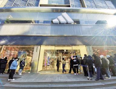 18일 오후 서울 중구 명동 엠플라자에 있는 아디다스 플래그십스토어에 사람들이 입장하기 위해 줄을 서 있다. 신주희 기자