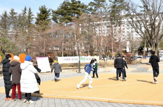 2022년 신년맞이 보문단지 행사 중 오징어게임에 참여한 관광객들 모습.[경북문화관광공사 제공]