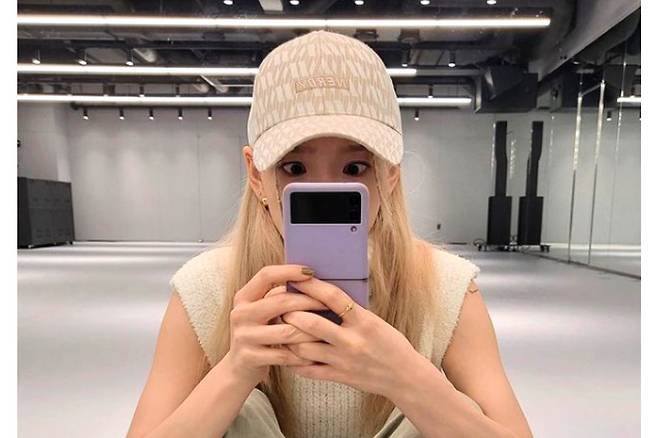 소녀시대 태연이 삼성전자 ‘갤럭시 Z플립3’로 셀카를 찍고 있는 모습. [태연 인스타그램]