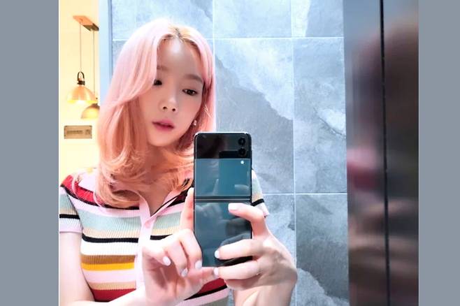 소녀시대 태연이 삼성전자 ‘갤럭시 Z플립3’로 셀카를 찍고 있는 모습. [태연 인스타그램]
