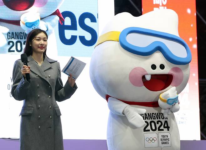 김연아 선수가 2024 강원청소년동계올림픽 마스코트 뭉초를 소개하고 있다.