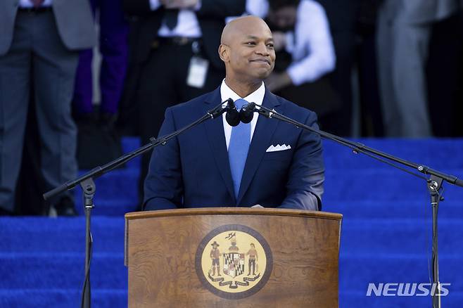 [아나폴리스=AP/뉴시스] 웨스 무어 신임 미 메릴랜드 주지사가 18일(현지시간) 메릴랜드주 아나폴리스에서 제63대 주지사로 취임한 후 취임사를 하고 있다. 무어는 메릴랜드주 최초, 미국 역사상 세 번째이자 현재 미국 내 유일한 흑인 주지사다. 2023.01.19.