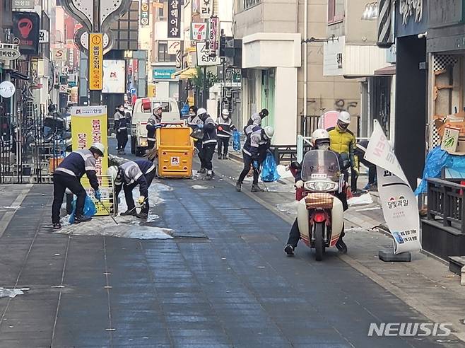 [안성=뉴시스] 안성시 환경미화원들이 거리를 청소하고 있는 모습(사진 = 안성시 제공)