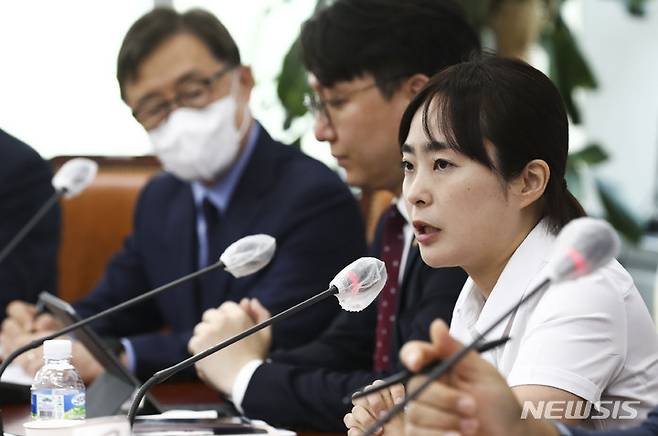 [서울=뉴시스] 고범준 기자 = 지난해 7월18일 오후 서울 여의도 국회에서 열린 국민의힘 혁신위원회 의견수렴 경청회 1탄에서 손수조 차세대미래전략연구원 연구위원이 발언을 하고 있다. (공동취재사진) 2022.07.18. photo@newsis.com