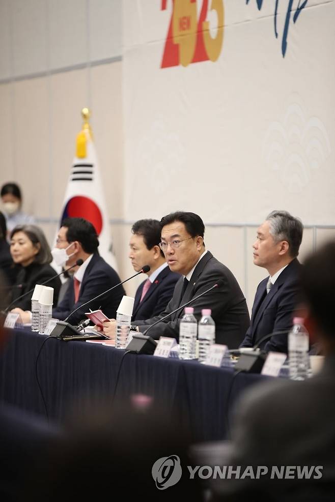 광주서 발언하는 정진석 국민의힘 비대위원장 (광주=연합뉴스) 차지욱 기자 = 19일 오전 광주 서구 김대중컨벤션센터에서 열린 광주전남 현장비상대책위원회의에 참석한 정진석 국민의힘 비대위원장이 발언하고 있다. 2023.1.19 uk@yna.co.kr