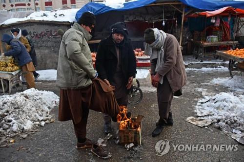 아프간 마자르-이-샤리프에서 모닥불을 피워 몸을 녹이는 남성. [AFP 연합뉴스 자료사진. 재판매 및 DB 금지]