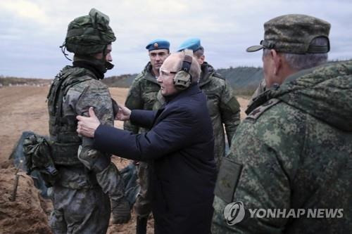 동원예비군 훈련소 찾은 푸틴 러시아 대통령 [AP 연합뉴스 자료사진. 재판매 및 DB 금지]