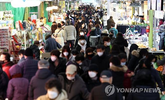 설 명절 앞두고 북적이는 망원시장 (서울=연합뉴스) 김인철 기자 = 설 명절을 앞둔 19일 서울 마포구 망원시장에서 시민들이 장을 보고 있다. 2023.1.19 yatoya@yna.co.kr