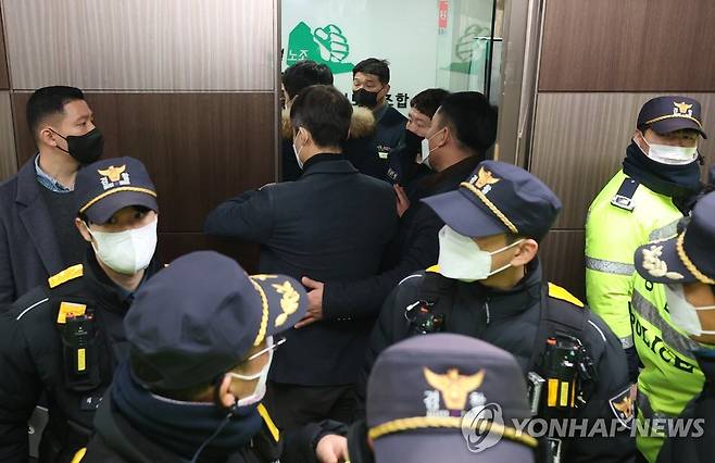 경찰, 건설현장 불법행위 관련 양대노총 압수수색 (서울=연합뉴스) 신현우 기자 = 19일 오전 서울 영등포구 민주노총 건설노조 서울경기북부지부 사무실에 경찰이 들어가고 있다.
    서울경찰청 강력범죄수사대는 이날 오전 8시 10분부터 건설현장 불법행위와 관련해 양대노총 건설노조를 압수수색하고 있다. 2023.1.19 nowwego@yna.co.kr