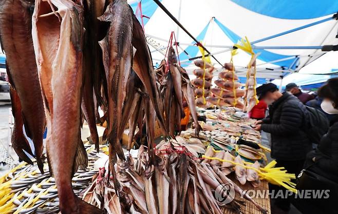 설 앞두고 장 보는 시민들 (성남=연합뉴스) 홍기원 기자 = 설을 사흘 앞둔 19일 오전 경기도 성남시 모란민속5일장을 찾은 시민들이 장을 보고 있다. 2023.1.19 xanadu@yna.co.kr