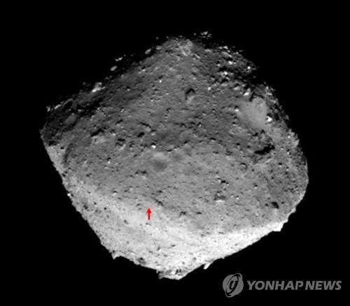 하야부사2호가 촬영한 류구와 시료 채취 지점(붉은 화살표) [JAXA 제공/ EPA 연합뉴스 자료사진]