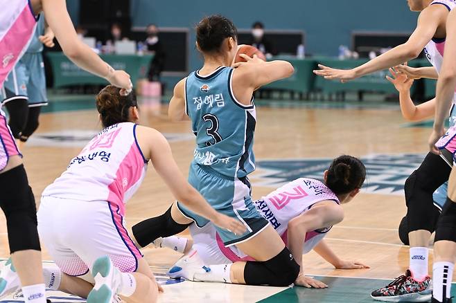 공을 따내는 정예림 [WKBL 제공. 재판매 및 DB금지]