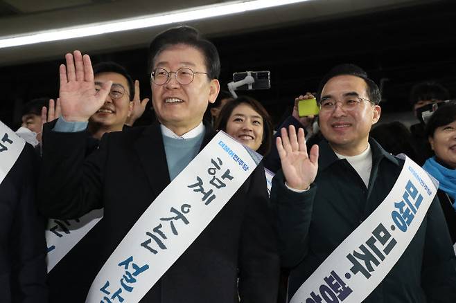 이재명(왼쪽) 더불어민주당 대표와 박홍근 원내대표를 비롯한 지도부가 설 연휴를 앞둔 20일 서울 용산역 KTX승강장에서 귀성객들에게 인사를 하고 있다.(사진=뉴스1)