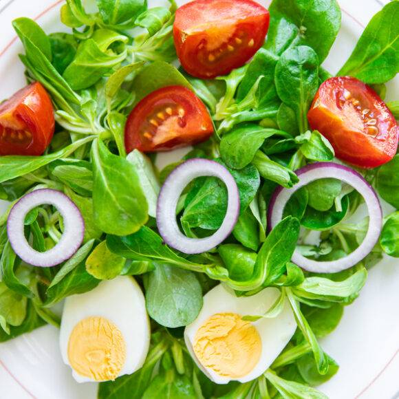 과일, 채소 등 채식 위주의 식사를 하는 사람들은 비타민 B12 섭취에 각별히 신경을 써야 한다. 비타민  B12는 달걀을 비롯해 우유∙치즈∙요거트 등 유제품과 어패류에 많이 들어 있다. [사진=게티이미지뱅크]