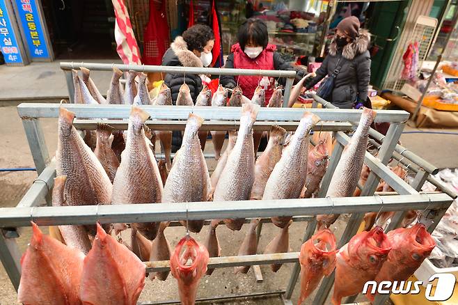 설을 앞둔 지난 17일 오전 경북 포항시 북구 흥해 전통시장에서 시민들이 제수용 생선을 구입하고 있다.2023.1.17/뉴스1 ⓒ News1 최창호 기자